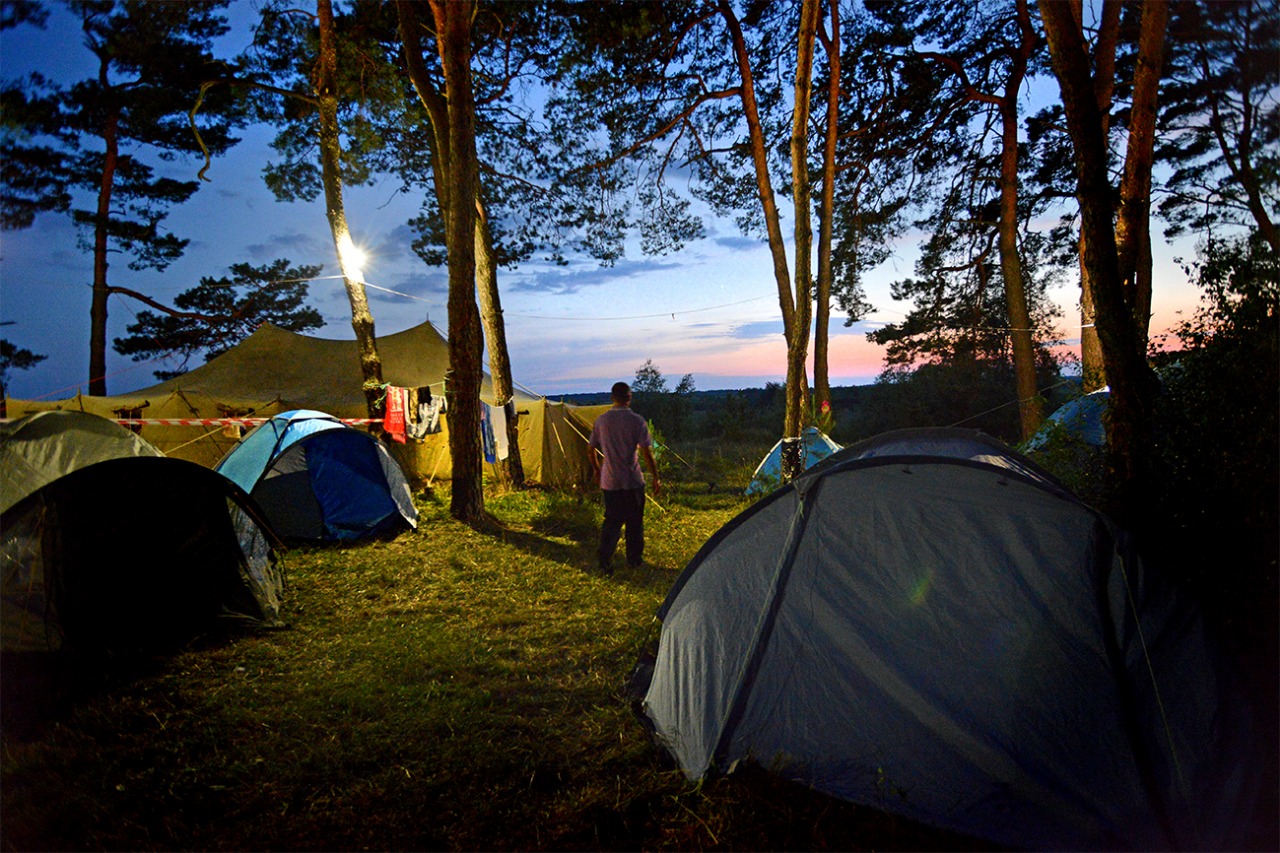 Палаточный лагерь палатки. Таганай палаточный городок. Сямозеро кемпинг с палатками. Можайское водохранилище палаточный лагерь. Палаточный лагерь на Дукке.